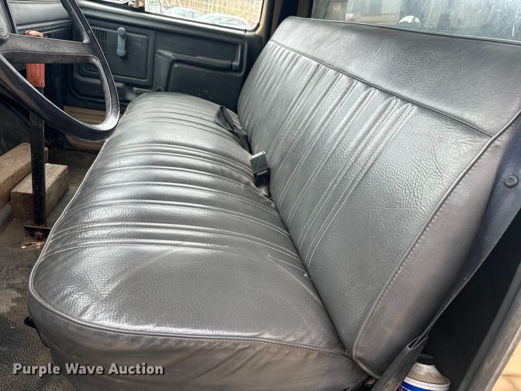 image for item DQ6802 1993 Ford F700 dump flatbed truck