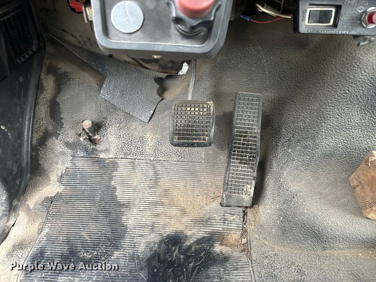 image for item DQ6802 1993 Ford F700 dump flatbed truck