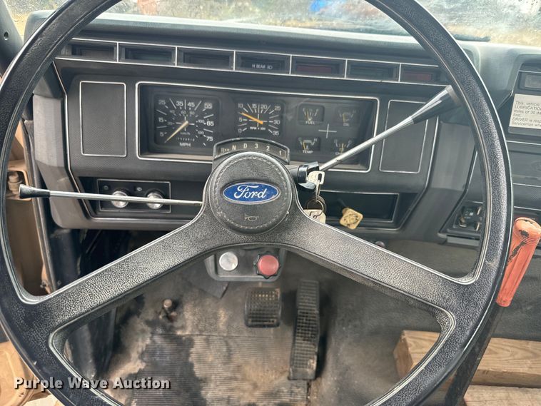 image for item DQ6802 1993 Ford F700 dump flatbed truck