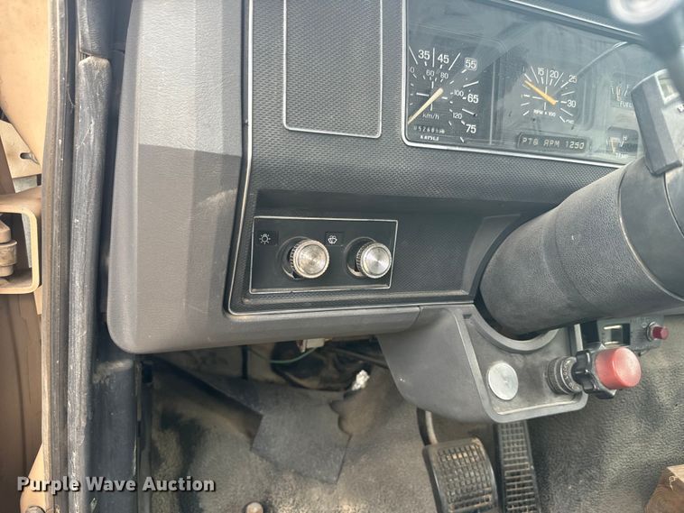 image for item DQ6802 1993 Ford F700 dump flatbed truck