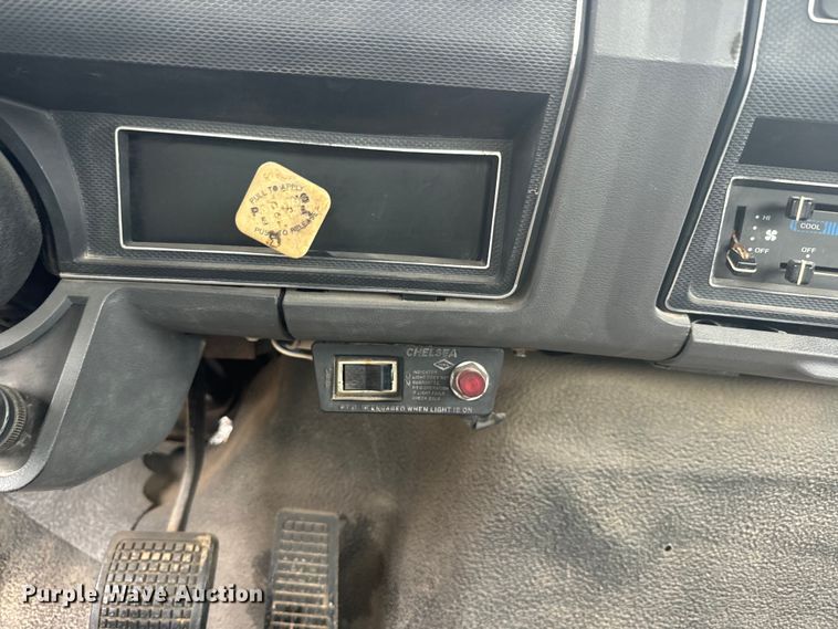 image for item DQ6802 1993 Ford F700 dump flatbed truck