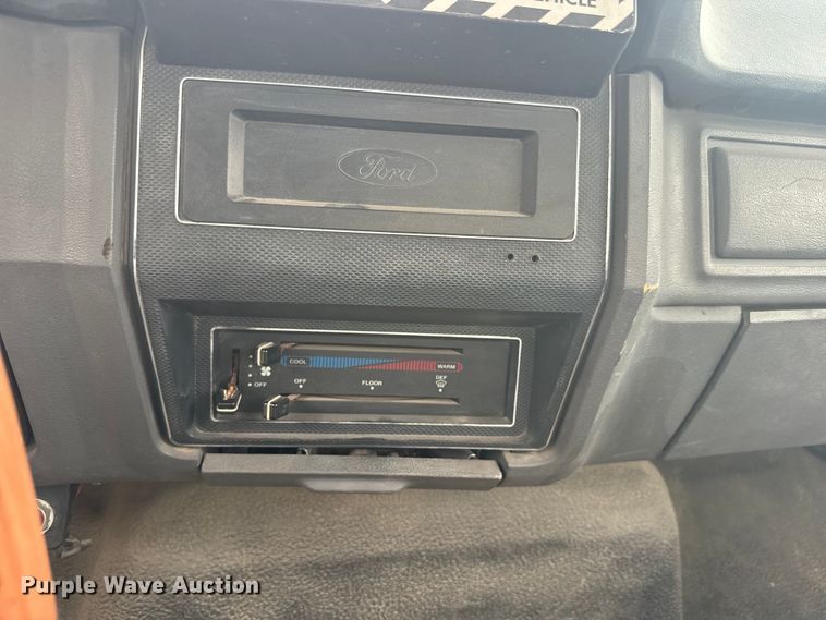 image for item DQ6802 1993 Ford F700 dump flatbed truck