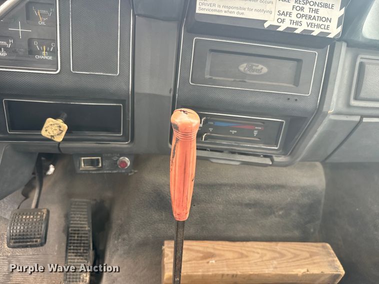 image for item DQ6802 1993 Ford F700 dump flatbed truck