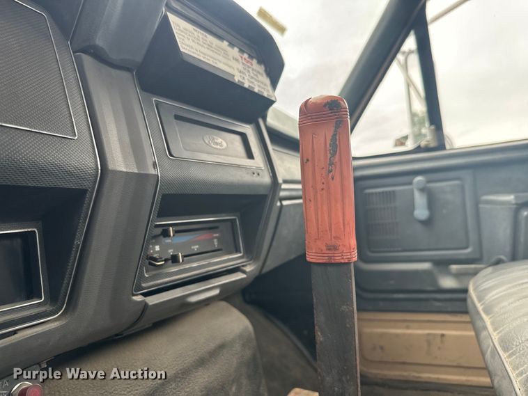 image for item DQ6802 1993 Ford F700 dump flatbed truck