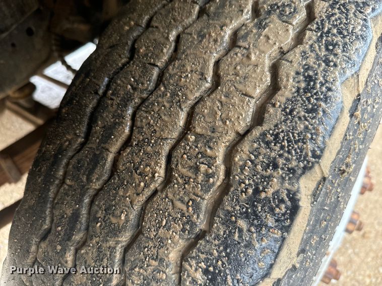 image for item DQ6802 1993 Ford F700 dump flatbed truck