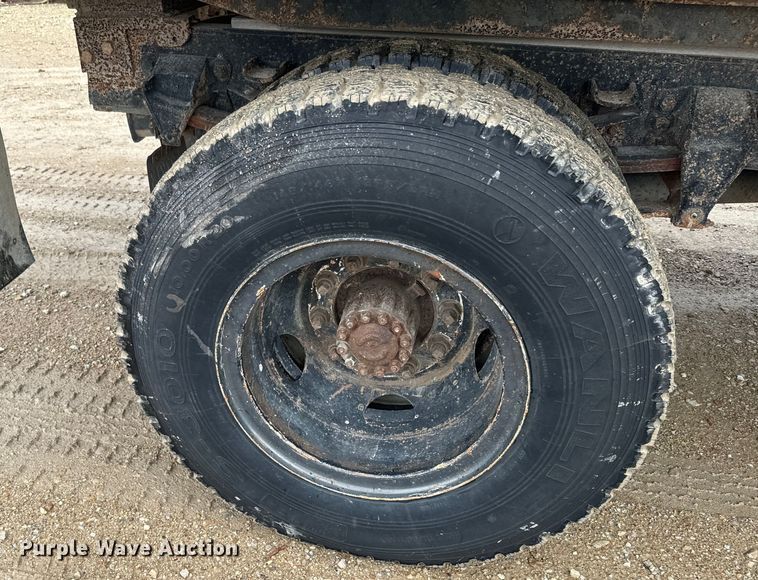 image for item DQ6802 1993 Ford F700 dump flatbed truck