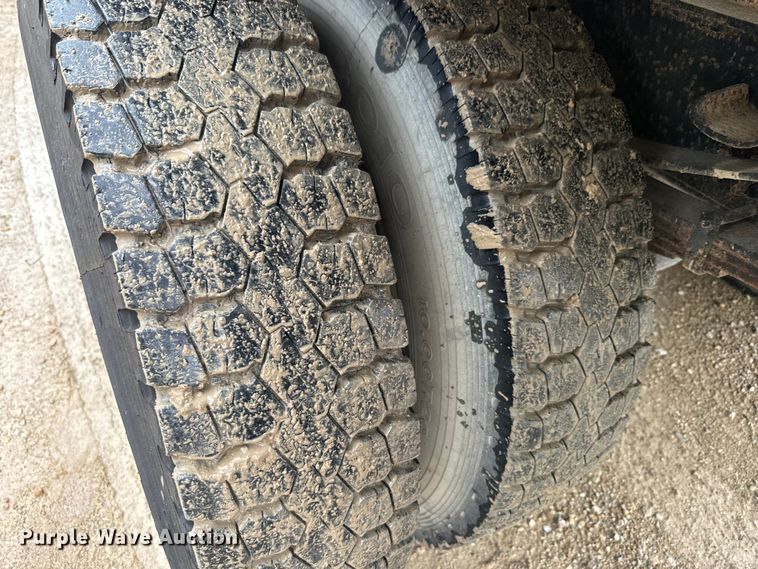 image for item DQ6802 1993 Ford F700 dump flatbed truck