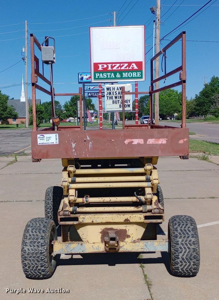 image for item DQ7129 1993 SkyJack SJ-6826 scissor lift