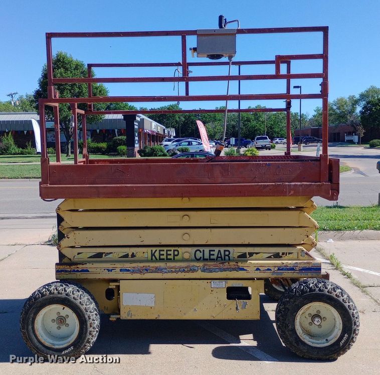 image for item DQ7129 1993 SkyJack SJ-6826 scissor lift