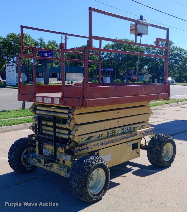 image for item DQ7129 1993 SkyJack SJ-6826 scissor lift