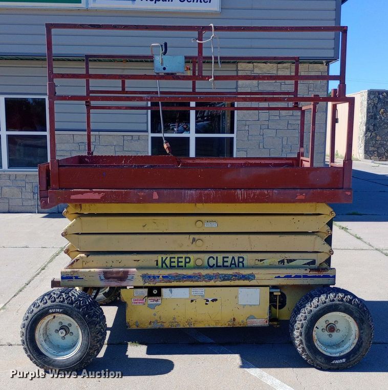image for item DQ7129 1993 SkyJack SJ-6826 scissor lift