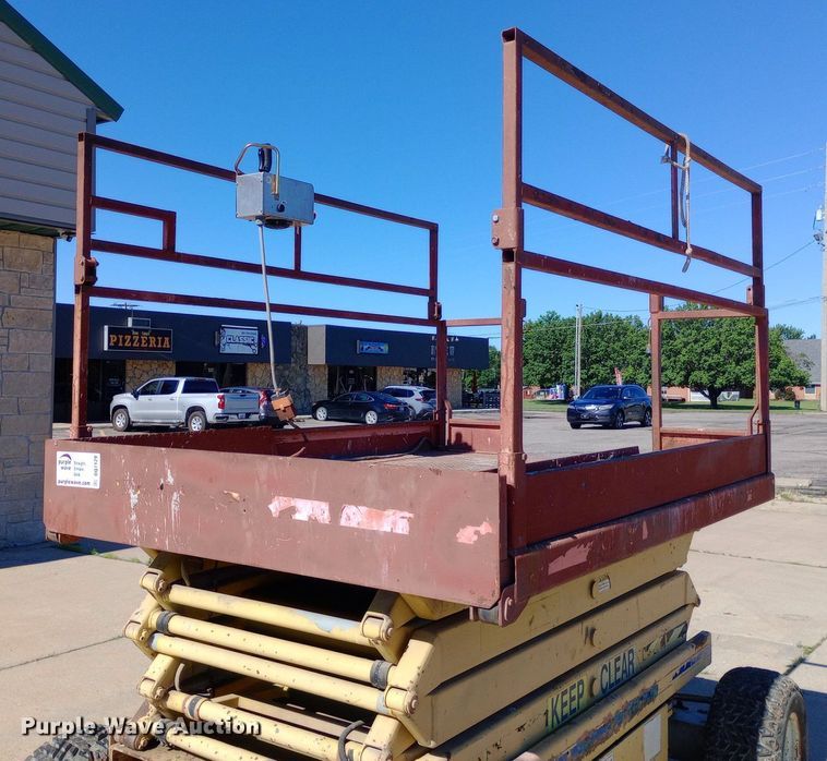image for item DQ7129 1993 SkyJack SJ-6826 scissor lift