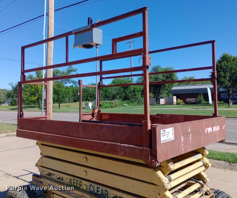 image for item DQ7129 1993 SkyJack SJ-6826 scissor lift