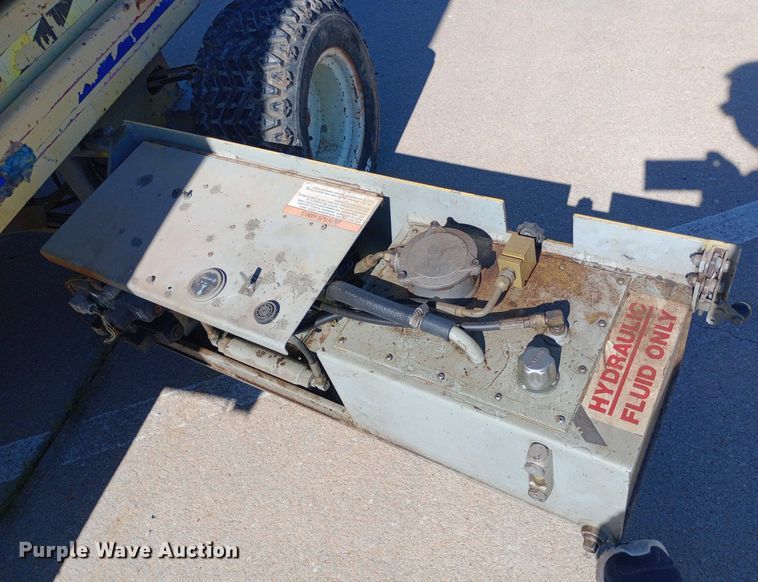 image for item DQ7129 1993 SkyJack SJ-6826 scissor lift