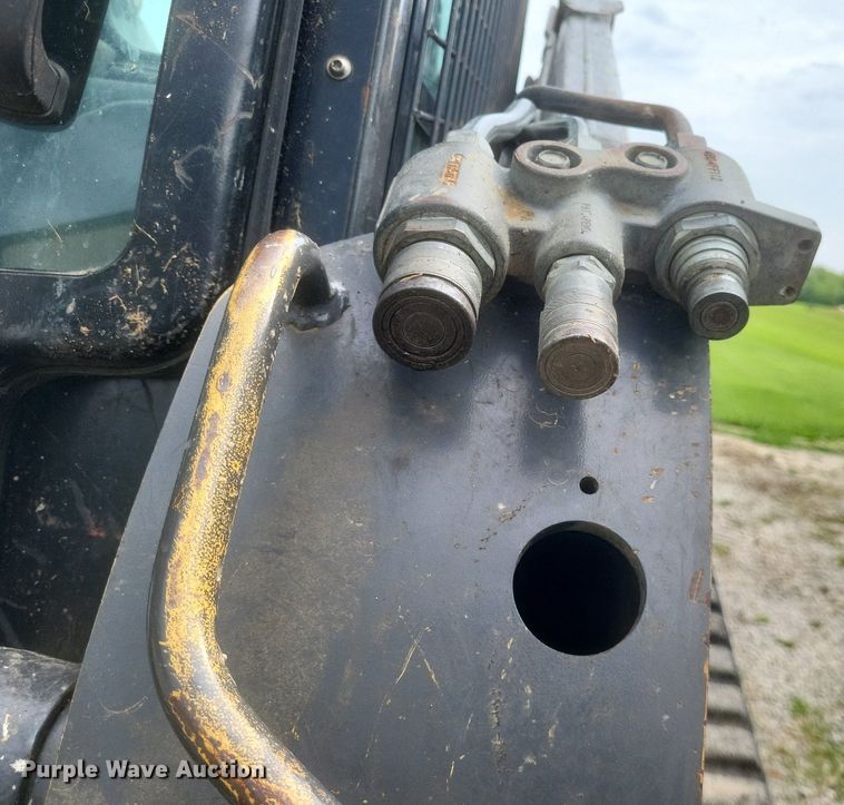 image for item DR4806 2011 New Holland  C232 tracked skid steer loader