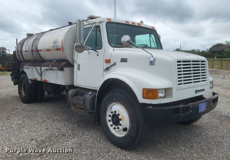 image for item DR4816 2000 International  4900 oil distributor truck