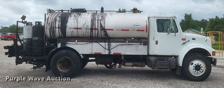 image for item DR4816 2000 International  4900 oil distributor truck