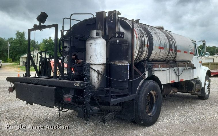 image for item DR4816 2000 International  4900 oil distributor truck