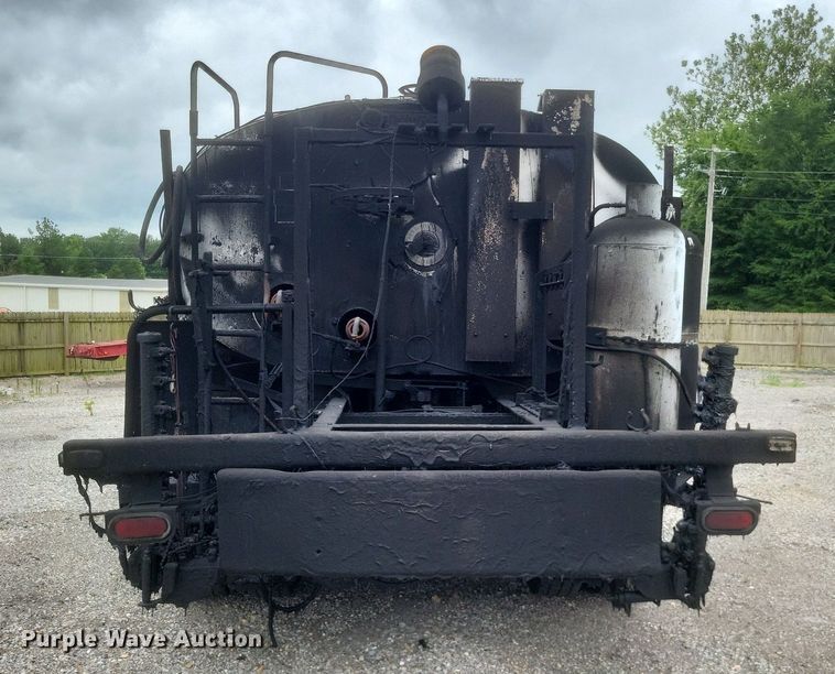 image for item DR4816 2000 International  4900 oil distributor truck