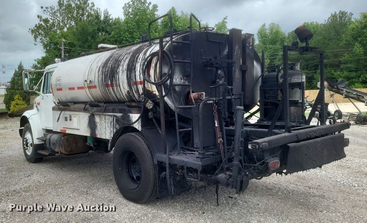 image for item DR4816 2000 International  4900 oil distributor truck