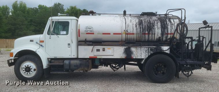 image for item DR4816 2000 International  4900 oil distributor truck