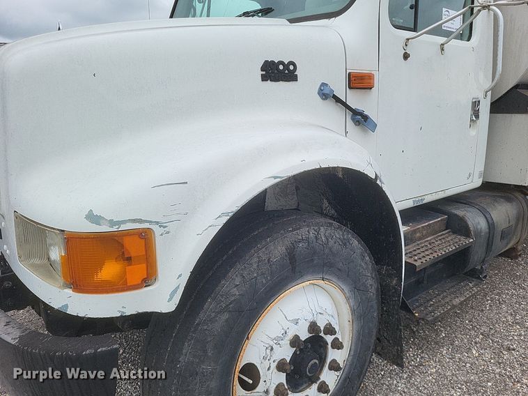 image for item DR4816 2000 International  4900 oil distributor truck