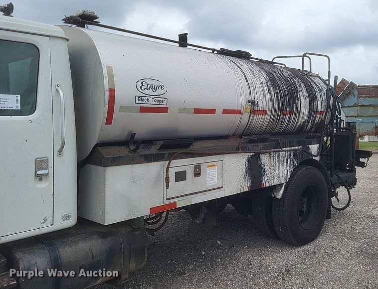 image for item DR4816 2000 International  4900 oil distributor truck