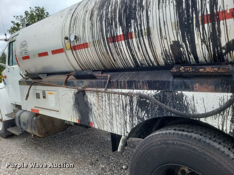 image for item DR4816 2000 International  4900 oil distributor truck