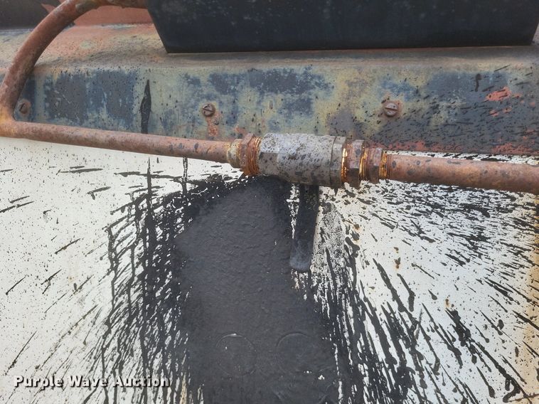 image for item DR4816 2000 International  4900 oil distributor truck