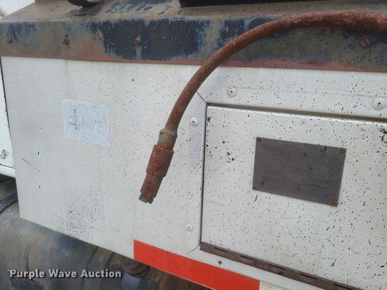 image for item DR4816 2000 International  4900 oil distributor truck