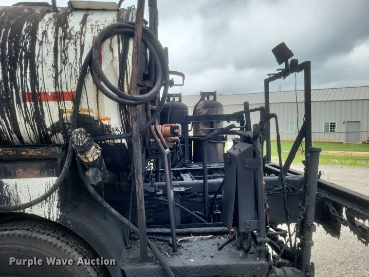 image for item DR4816 2000 International  4900 oil distributor truck