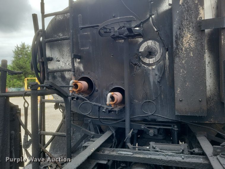 image for item DR4816 2000 International  4900 oil distributor truck