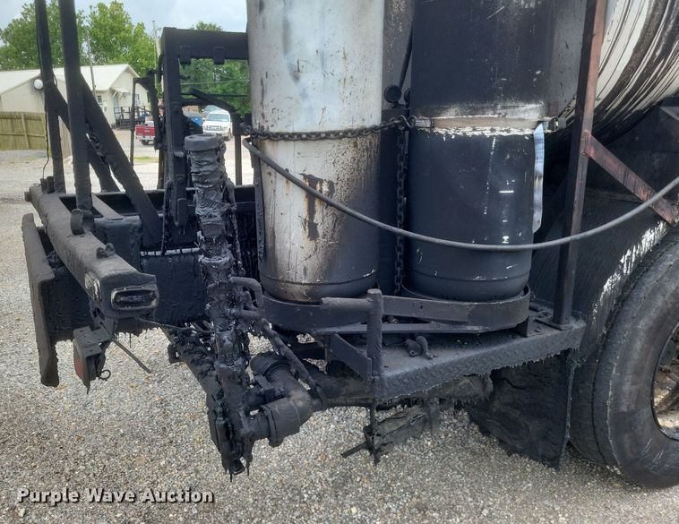 image for item DR4816 2000 International  4900 oil distributor truck