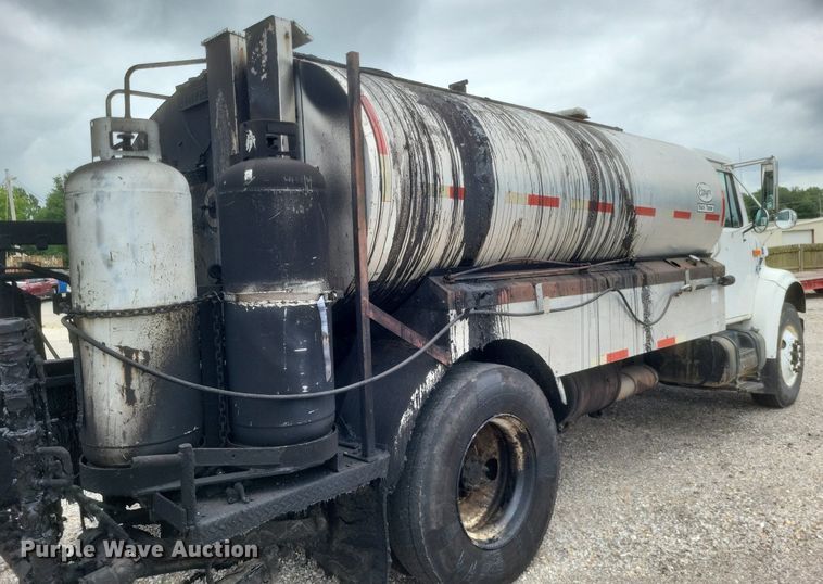 image for item DR4816 2000 International  4900 oil distributor truck