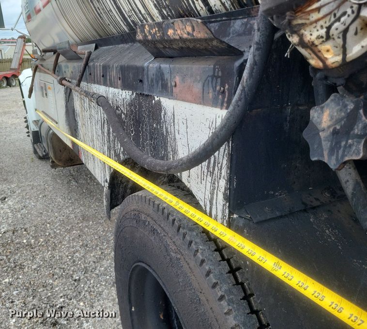 image for item DR4816 2000 International  4900 oil distributor truck