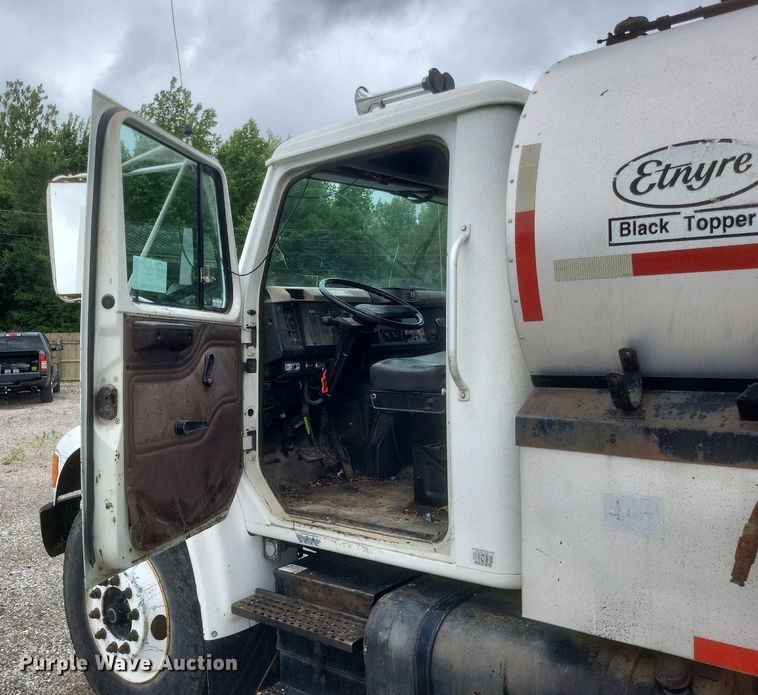 image for item DR4816 2000 International  4900 oil distributor truck