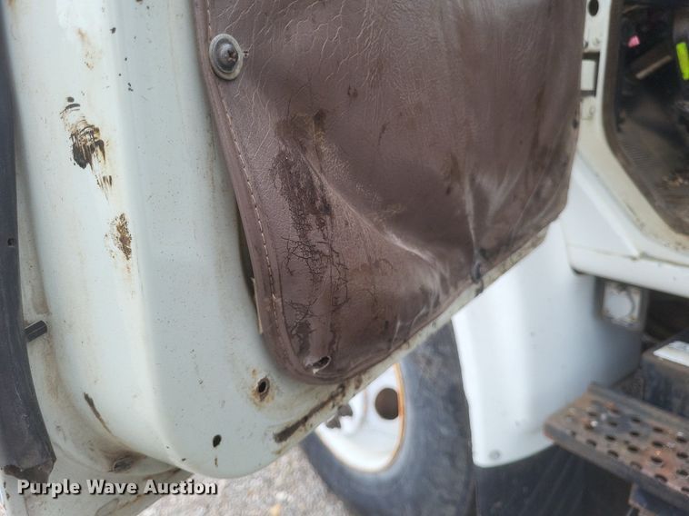 image for item DR4816 2000 International  4900 oil distributor truck