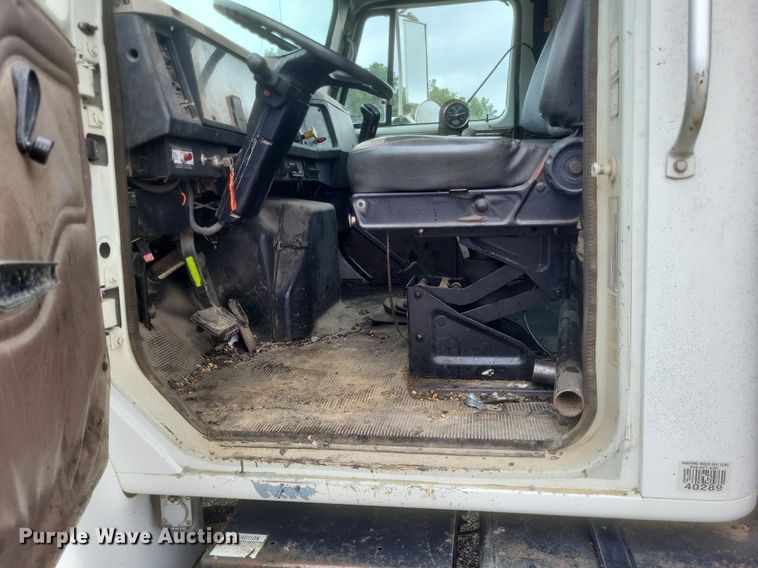 image for item DR4816 2000 International  4900 oil distributor truck