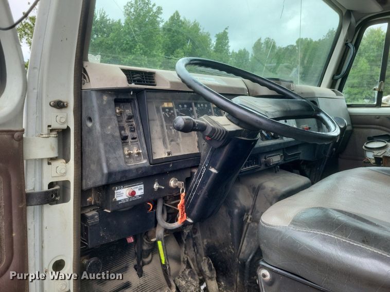 image for item DR4816 2000 International  4900 oil distributor truck