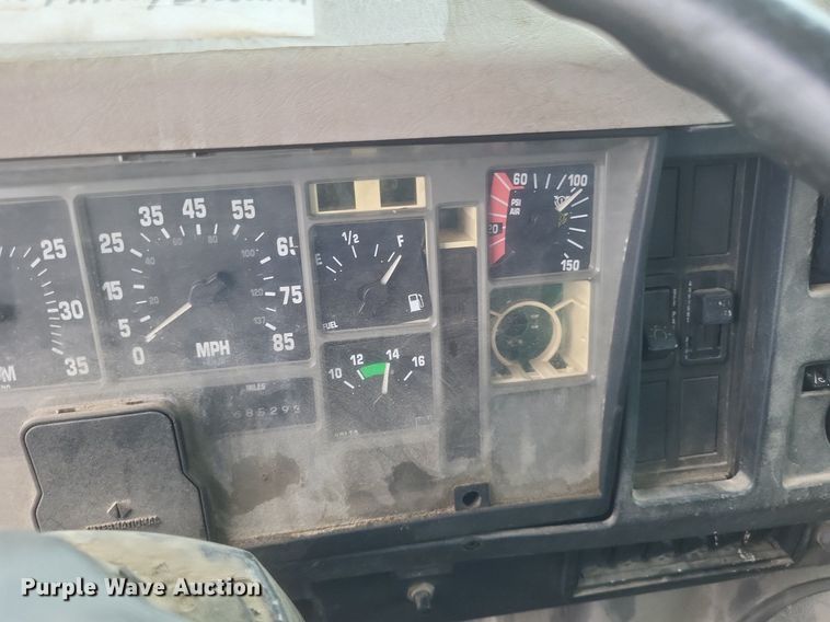 image for item DR4816 2000 International  4900 oil distributor truck