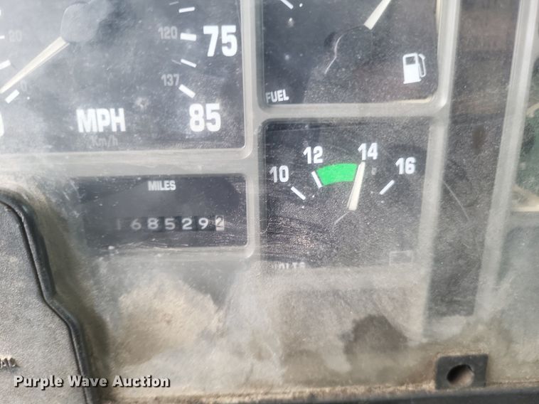 image for item DR4816 2000 International  4900 oil distributor truck