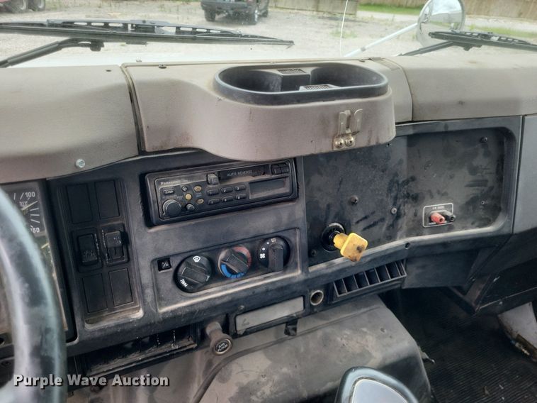 image for item DR4816 2000 International  4900 oil distributor truck