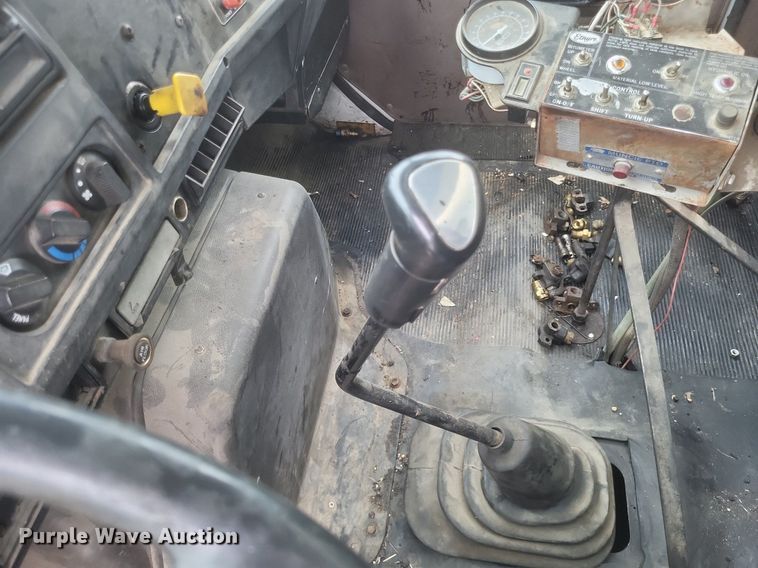 image for item DR4816 2000 International  4900 oil distributor truck