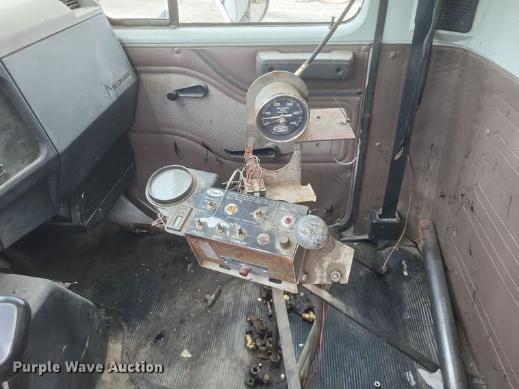 image for item DR4816 2000 International  4900 oil distributor truck