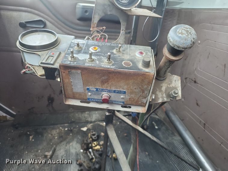 image for item DR4816 2000 International  4900 oil distributor truck