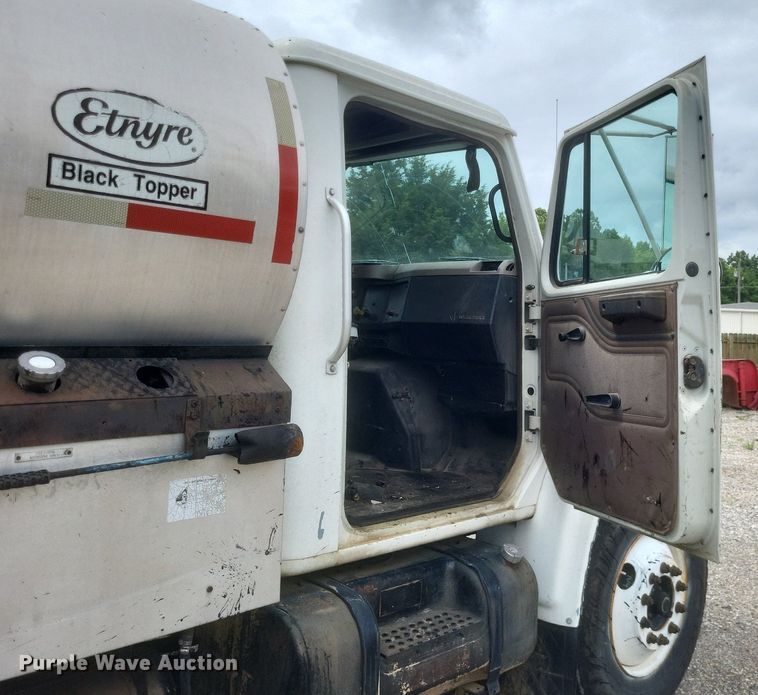 image for item DR4816 2000 International  4900 oil distributor truck
