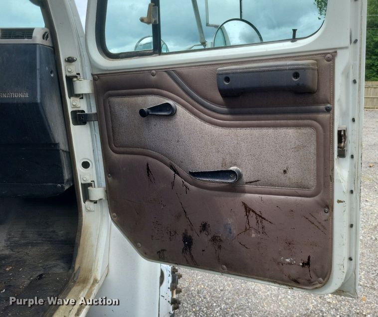 image for item DR4816 2000 International  4900 oil distributor truck