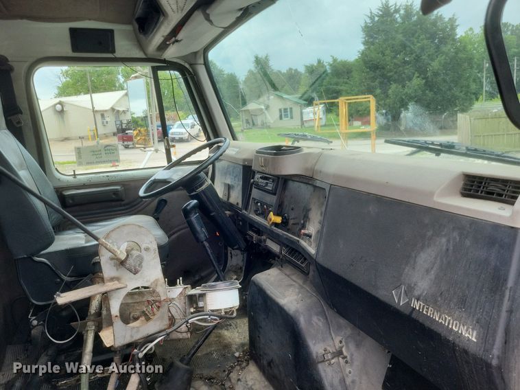 image for item DR4816 2000 International  4900 oil distributor truck