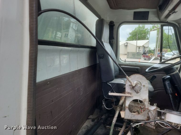 image for item DR4816 2000 International  4900 oil distributor truck