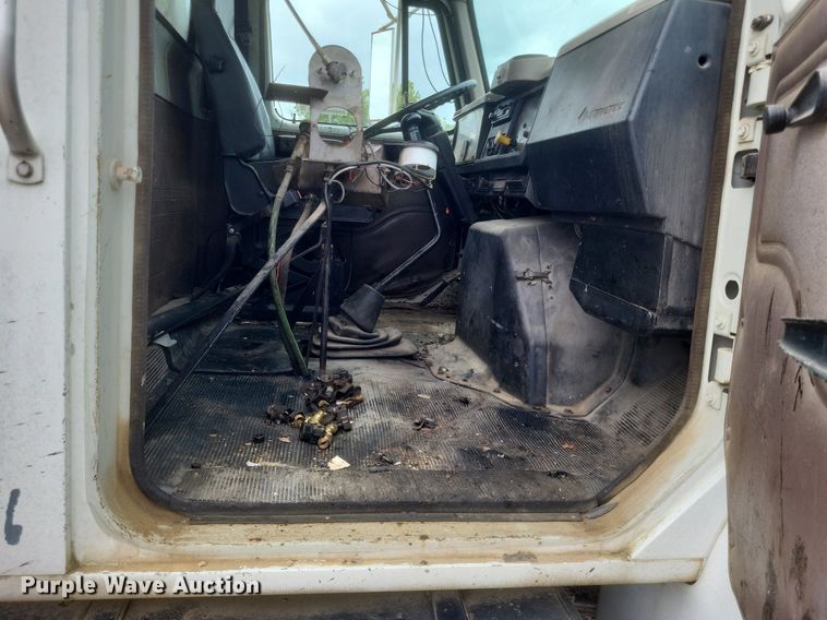 image for item DR4816 2000 International  4900 oil distributor truck